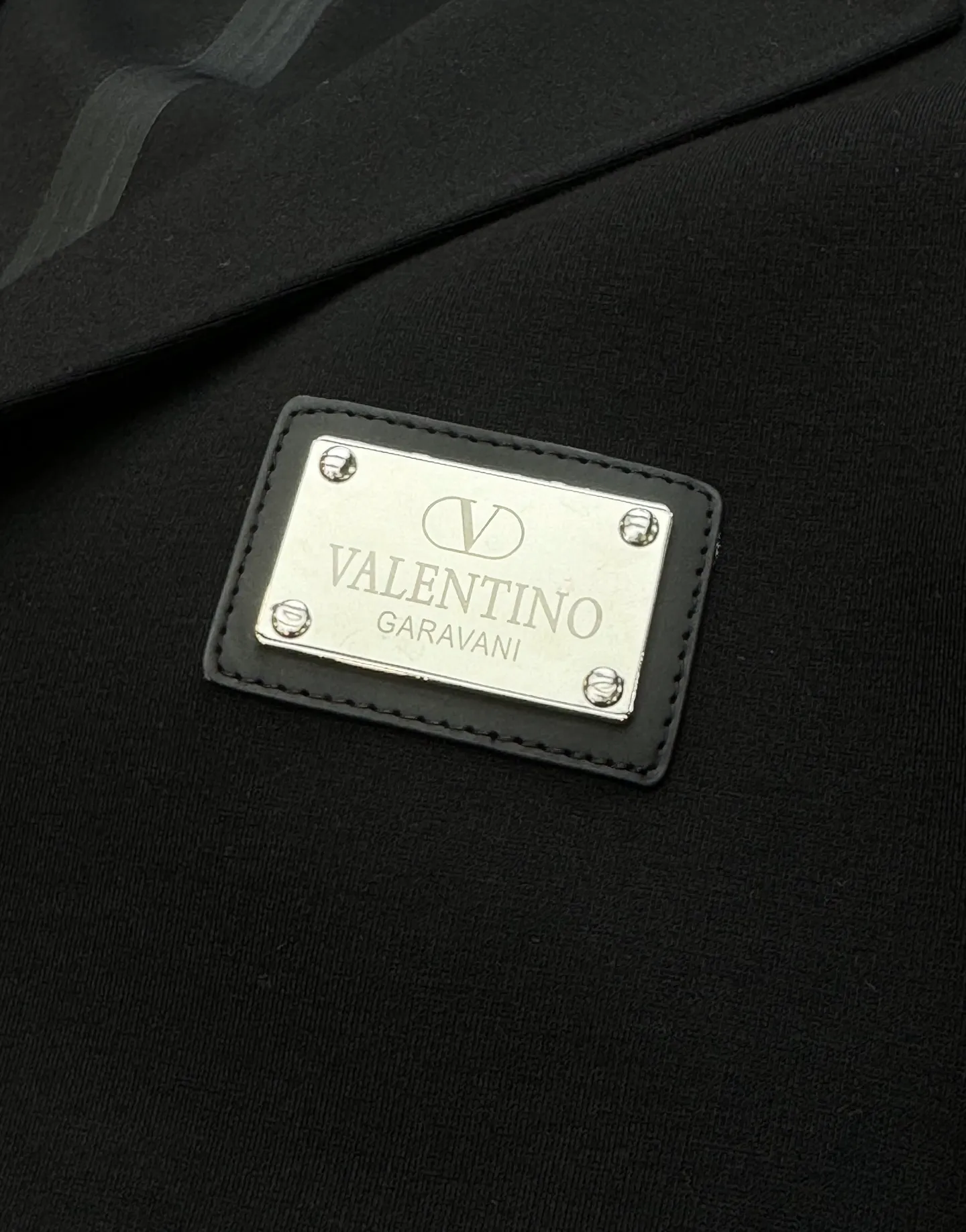 ⚜️VALENTIN*O Valentino New Arrival suit jacket👨🏻Foreign trade company order! Classic leather label design. Simple and high-end. Customized imported original nylon-cotton Roman fabric, original customized metal leather label. High-tech seamless gluing process. The fabric is straight and drapey, and the whole piece of clothing is neatly and neatly machined. All hardware accessories are top-notch accessories with logos supplied by customers. At first glance, they are high-end fabrics. This fabric is all custom-woven! Good products from regular big manufacturers! Very practical. Color: Black.Gray.Blue.Sizes: M-3XL. Slim fit! (L is recommended for 175/140 pounds)